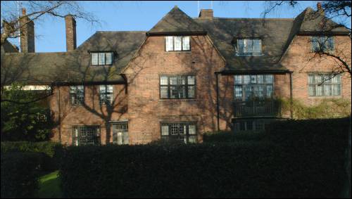 01 Heath Close a